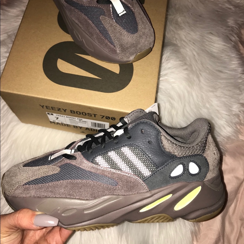 YEEZY BOOST 700 MAUVE
